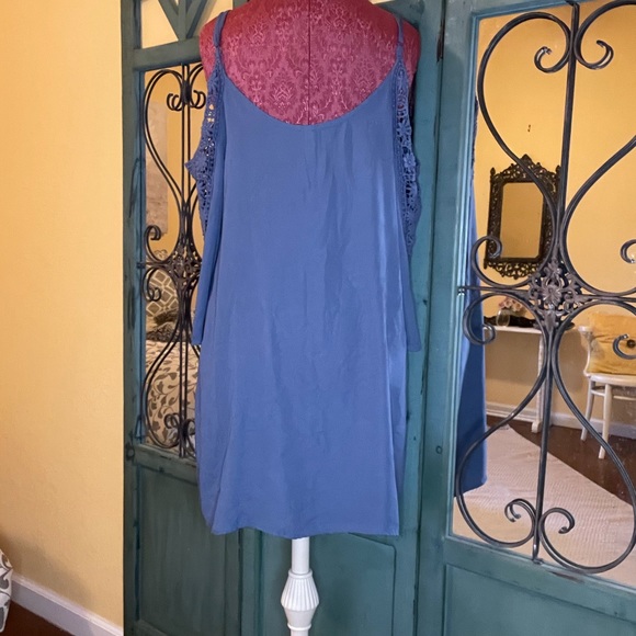 Blue cold shoulder with lace on sleeves - Picture 2 of 4